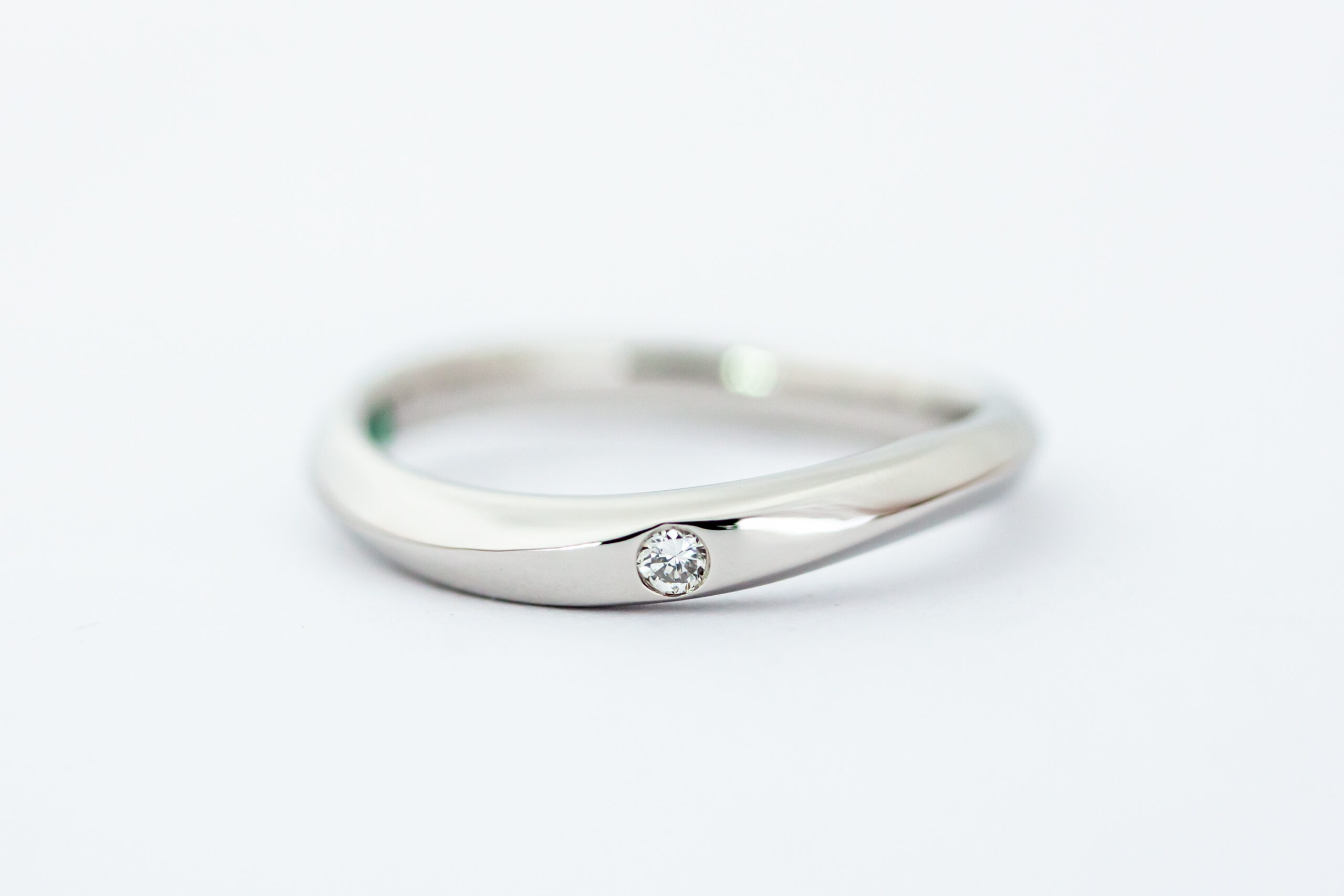 結婚指輪 Breeze Pt950 光沢仕上げにダイヤモンドをアレンジ